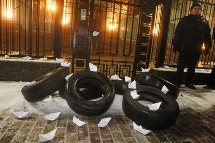 К посольству России в Киеве принесли бумажные кораблики и автопокрышки