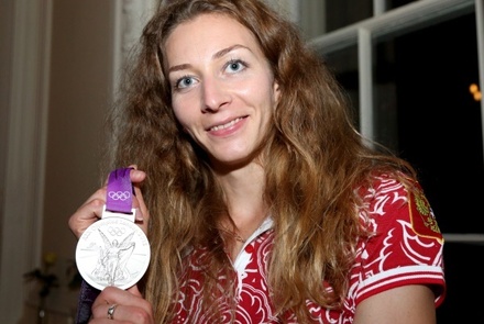 Российская легкоатлетка отказалась возвращать отобранные за допинг медали