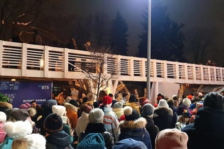 В Парке им. Горького обрушился деревянный пешеходный мост над катком