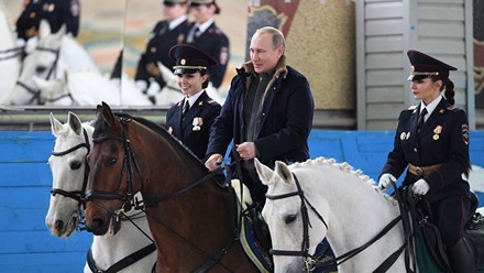 Владимир Путин прокатился на лошади в Москве