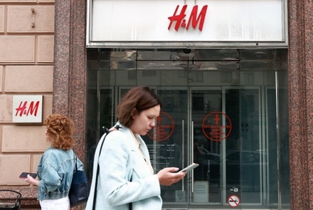 «Известия»: компания H&M начала поставлять в Россию новую коллекцию
