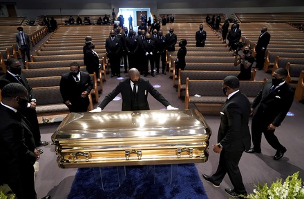 В США похоронили Джорджа Флойда, погибшего при задержании полицией