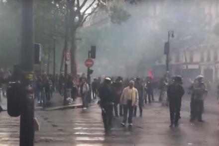 В Париже протестующие в масках устроили беспорядки