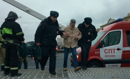 В центре Москвы спасли забравшегося на Крымский мост мужчину