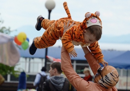 Психолог РГГУ призвала не щекотать детей ради забавы 