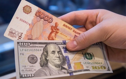Рубль вырос к доллару и снизился к евро