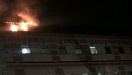 В здании НИИ имени Бурденко в Москве загорелась крыша