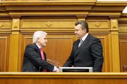 Азаров о деле против Януковича: его нужно обвинять в нерешительности, а не в госизмене