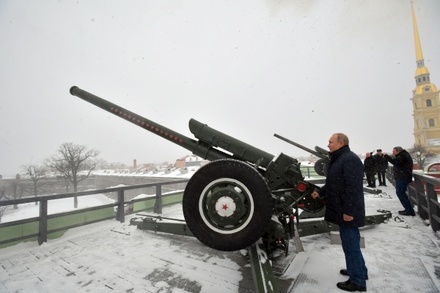 Путин произвёл полуденный выстрел из пушки Петропавловской крепости