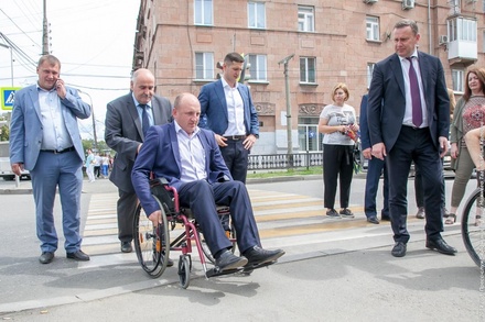 Глава Нижнего Тагила заставил дорожников проехать по улицам города в инвалидных креслах