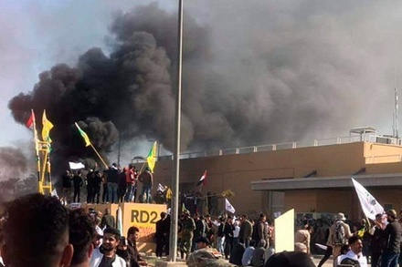 Демонстранты в Багдаде подожгли вход в посольство США в Ираке