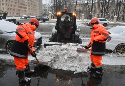 Около 10 тысяч единиц техники вышло на уборку снега в Москве