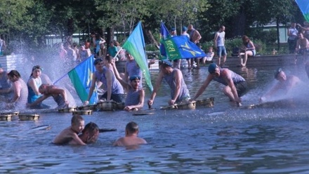 Власти Москвы попросили горожан «держать себя в руках» из-за жары в День ВДВ