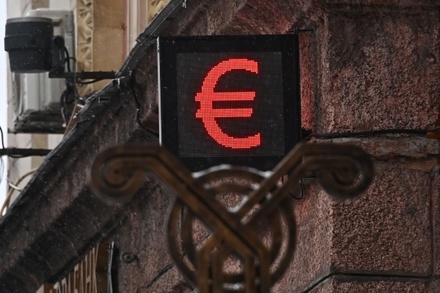Курс евро впервые с середины июля 2020 года опустился ниже 81 рубля