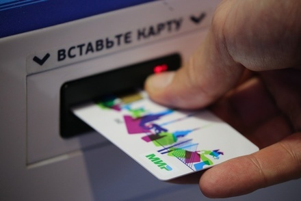 В Госдуме приняли закон о переводе бюджетников на банковские карты «Мир»