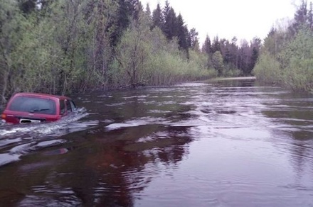 В Архангельской области затопило автомобиль с людьми