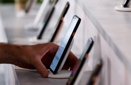 В Минцифры пообещали не навязывать «ущербные» сервисы для предустановки на смартфоны