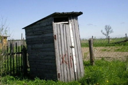 В Иркутске коммунальщики пригрозили должникам деревянным туалетом
