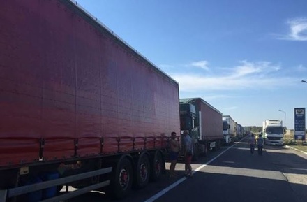 Несколько сотен фур с продуктами не смогли проехать в Крым из-за блокады