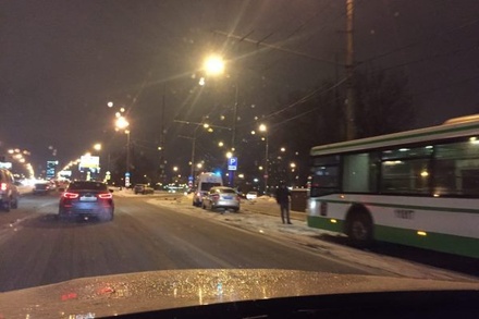 На севере Москвы автомобиль сбил четырёх человек на автобусной остановке