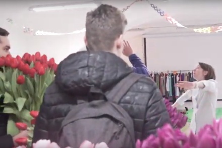 В Петербурге из кафе для феминисток прогнали мужчин с цветами