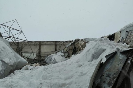 В Калужской области под тяжестью снега обрушилась крыша ангара 