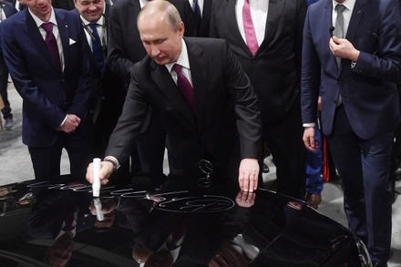 Владимир Путин оставил автограф на выпущенном в Подмосковье Mercedes