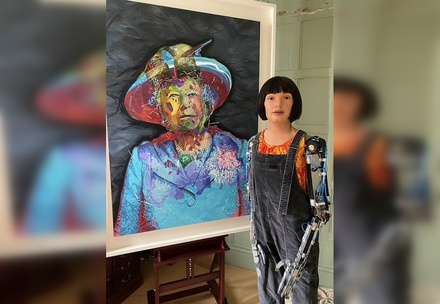 Первый в мире робот-художник нарисовал портрет Елизаветы II