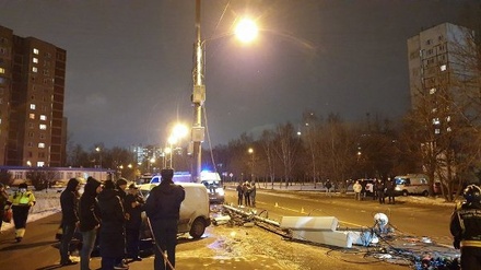 В Москве из-за падения фонарного столба погибли двое монтёров