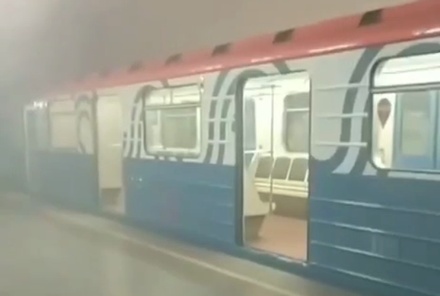 На центральном участке красной ветки метро Москвы из-за тления кабеля в тоннеле остановлено движение