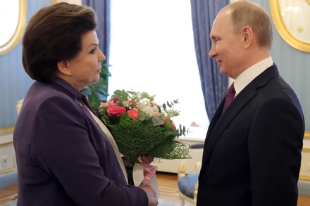 Владимир Путин преподнёс Валентине Терешковой связанные с её позывным подарки