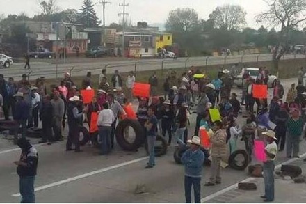 В Мексике граждане выступили против подорожания бензина и заблокировали более 15 трасс