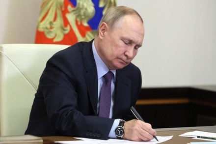 Владимир Путин подписал пакет законов о запрете пропаганды ЛГБТ и смены пола