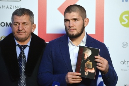 Отец Нурмагомедова опроверг намерение сына уйти из UFC