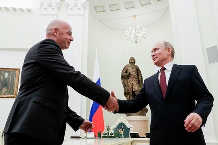Владимир Путин наградил президента FIFA Орденом Дружбы