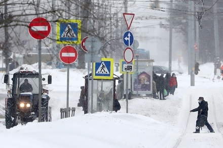Московские власти назвали сроки уборки дорог от снега