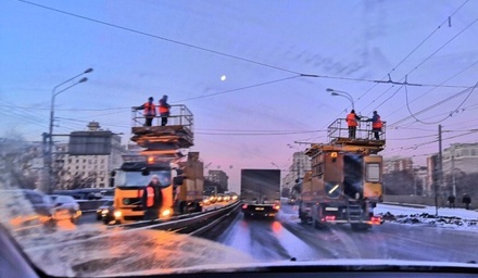 Бетономешалка оборвала контактный провод на шоссе Энтузиастов в Москве