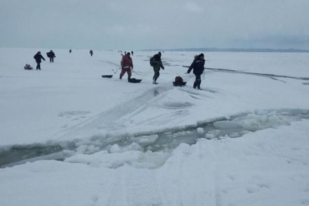 Около 20 сахалинских рыбаков оказались на отколовшейся льдине в море