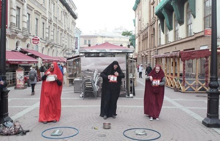 В Петербурге феминистки провели акцию против свадьбы Луизы Гойлабиевой