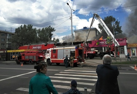 Продуктовый магазин горит в Омске