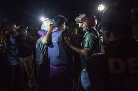 В результате нападения террористов на ресторан в Дакке погибли 20 человек