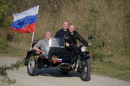 ГИБДД отказалась штрафовать Владимира Путина за езду на мотоцикле без шлема