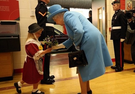 В Британии военный случайно ударил подарившую цветы королеве девочку