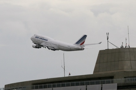 Муляж бомбы на борт самолёта Air France подложил бывший полицейский