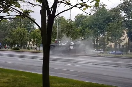 В Минске танк врезался в столб во время репетиции парада