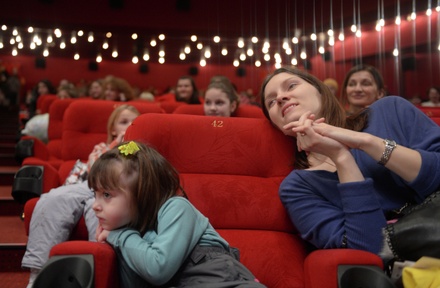 Семьям разрешат сидеть вместе в кинотеатрах, когда они откроются после самоизоляции