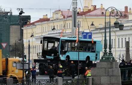 Семь человек погибли при падении автобуса в реку в Санкт-Петербурге
