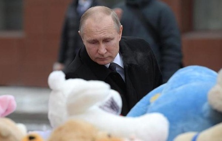 Путин поручил главе СКР проверить действия лиц, допустивших пожар в «Зимней вишне»
