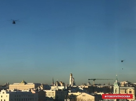 Вертолёт ФСО вновь пронёс людей в сетке над Кремлём