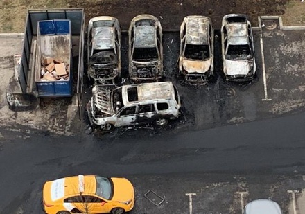 На парковке в Новой Москве сгорели 5 автомобилей